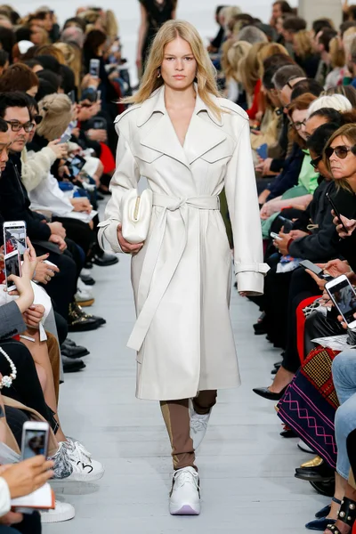 Look 19
